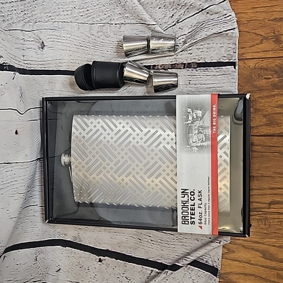 Brooklyn Steel Co. Other - Brooklyn Steel Co. Novelty 64 oz Flask New in Package with shot glasses in case